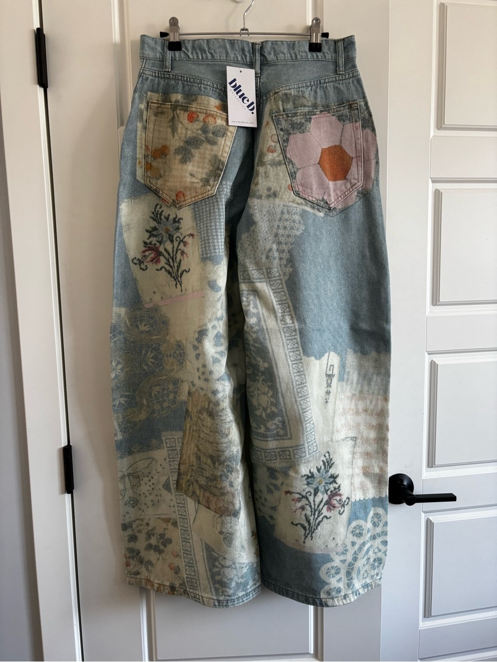 NWT Boutique BlueB Barrel Printed Denim Jeans 100% cotton size Medium - Picture 2 of 5